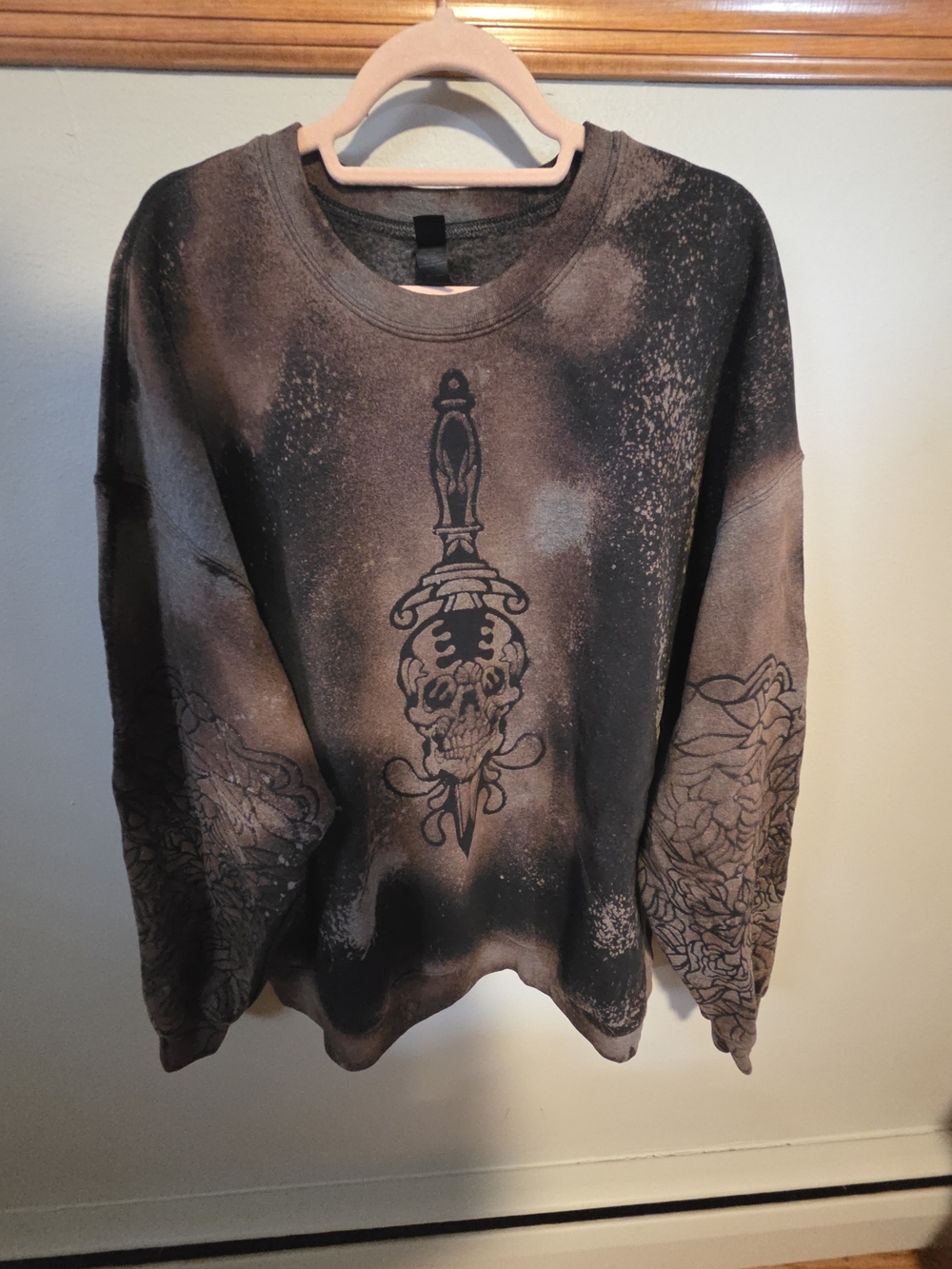 Gildan Black and Brown Graphic Skull Dagger Crewneck Sweatshirt
